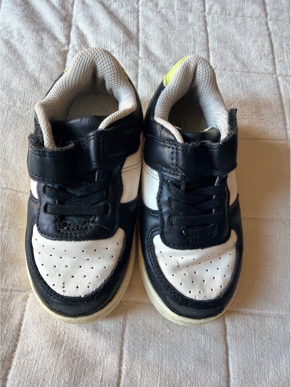Cat & Jack Kids Black and White Sneakers Size 9